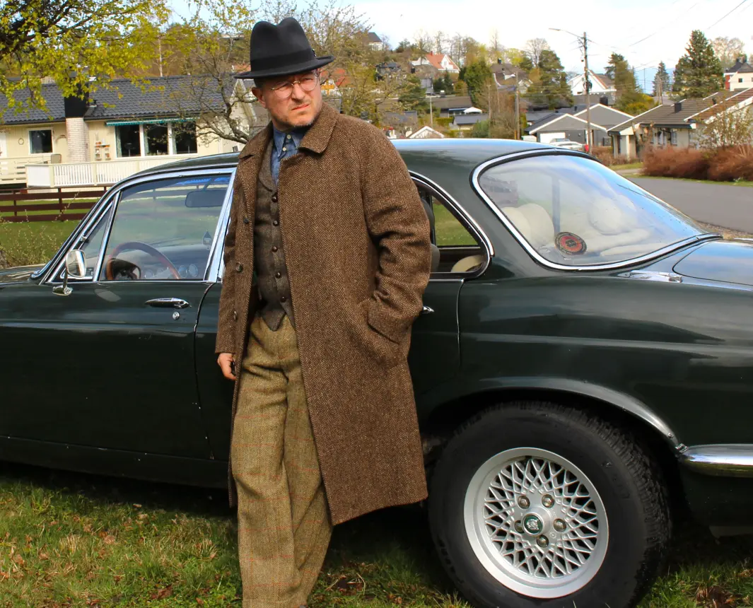 <span class="font-weight-bold" data-lab-font_weight_desktop="font-weight-bold">TID FOR TWEED: </span>Nick Johannessen utenfor Tønsberg har laget et lite imperium rundt figuren Well dressed Dad, med blog, podkast og mye mer. Jaguaren har vært naturlig tilbehør helt siden han startet forumet Jag Lovers. <span class="font-weight-bold" data-lab-font_weight_desktop="font-weight-bold">TID FOR TWEED: </span>Nick Johannessen utenfor Tønsberg har laget et lite imperium rundt figuren Well dressed Dad, med blog, podkast og mye mer. Jaguaren har vært naturlig tilbehør helt siden han startet forumet Jag Lovers.