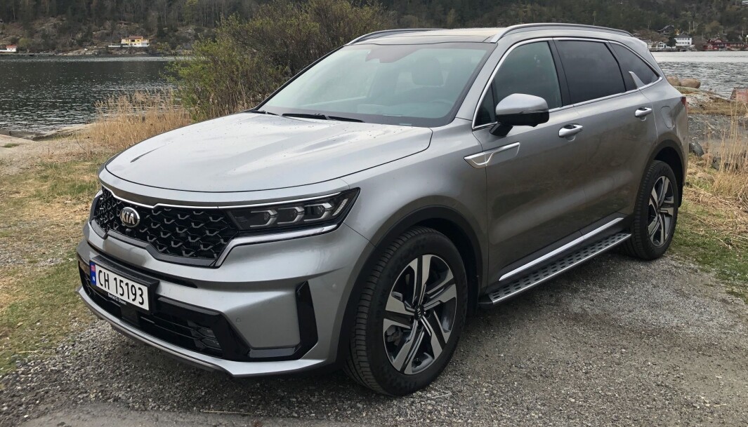 NYKOMMER: Kia Sorento har firehjulsdrift, sju seter og solid rekkevidde på strøm. NYKOMMER: Kia Sorento har firehjulsdrift, sju seter og solid rekkevidde på strøm.