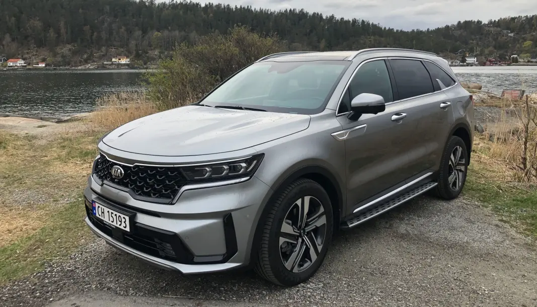 <span class=" font-weight-bold" data-lab-font_weight_desktop="font-weight-bold">KOMPETENT:</span> Kia Sorento snuste på tetstriden, men falt utenfor til fordel for et par helelektriske sjusetere. Med litt bedre elektrisk kjørelengde, på nivå med fjorårsvinner Toyota RAV4, ville den vært inne blant finalistene. <span class=" font-weight-bold" data-lab-font_weight_desktop="font-weight-bold">KOMPETENT:</span> Kia Sorento snuste på tetstriden, men falt utenfor til fordel for et par helelektriske sjusetere. Med litt bedre elektrisk kjørelengde, på nivå med fjorårsvinner Toyota RAV4, ville den vært inne blant finalistene.