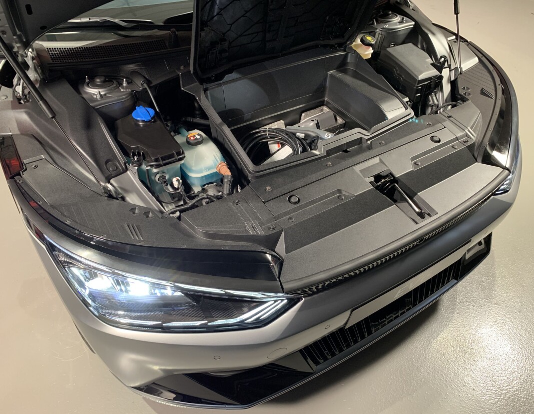 <span class=" font-weight-bold" data-lab-font_weight_desktop="font-weight-bold">FRUNK: </span>Det praktiske oppbevaringsrommet under panseret er utformet som en eske med lokk. Her oppbebares adaptere til 230-volts uttak som gjør at man kan bruke strøm fra bilens batteri til elektriske apparater, eventuelt lade en annen elbil. <span class=" font-weight-bold" data-lab-font_weight_desktop="font-weight-bold">FRUNK: </span>Det praktiske oppbevaringsrommet under panseret er utformet som en eske med lokk. Her oppbebares adaptere til 230-volts uttak som gjør at man kan bruke strøm fra bilens batteri til elektriske apparater, eventuelt lade en annen elbil.