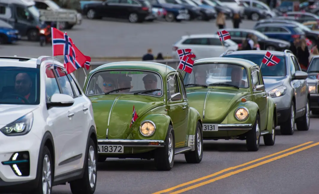 FLAGGFOLKET: Lokalmannen John Nyborg har fotografert hvert bidige kjøretøy som deltok på Eidsvolls 17. mai-parade i fjor, og står igjen klar med telelinsa i år. FLAGGFOLKET: Lokalmannen John Nyborg har fotografert hvert bidige kjøretøy som deltok på Eidsvolls 17. mai-parade i fjor, og står igjen klar med telelinsa i år.