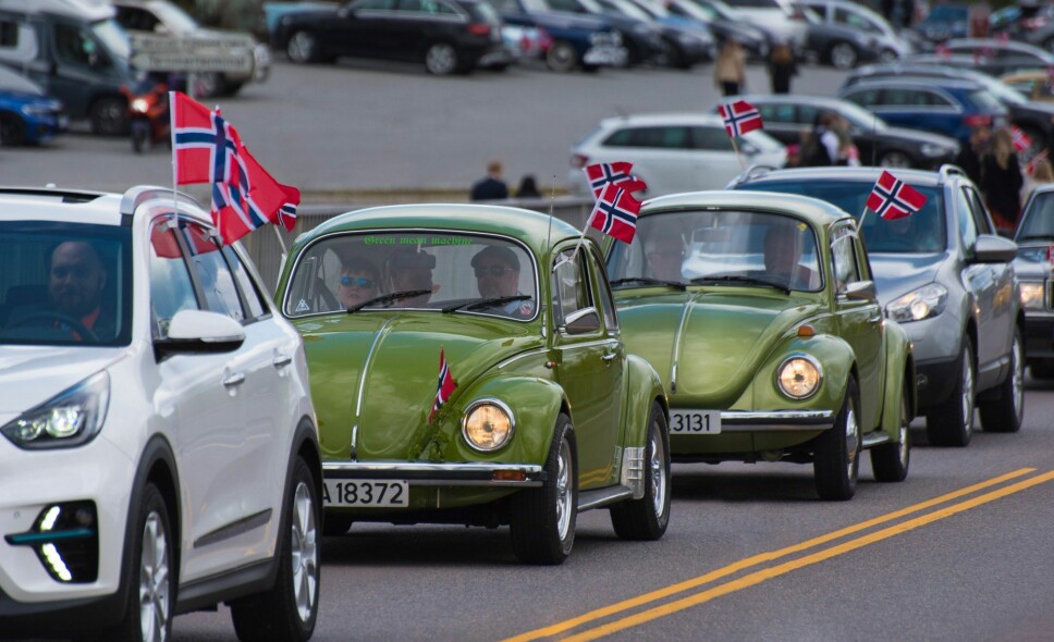 FLAGGFOLKET: Lokalmannen John Nyborg har fotografert hvert bidige kjøretøy som deltok på Eidsvolls 17. mai-parade i fjor, og står igjen klar med telelinsa i år.