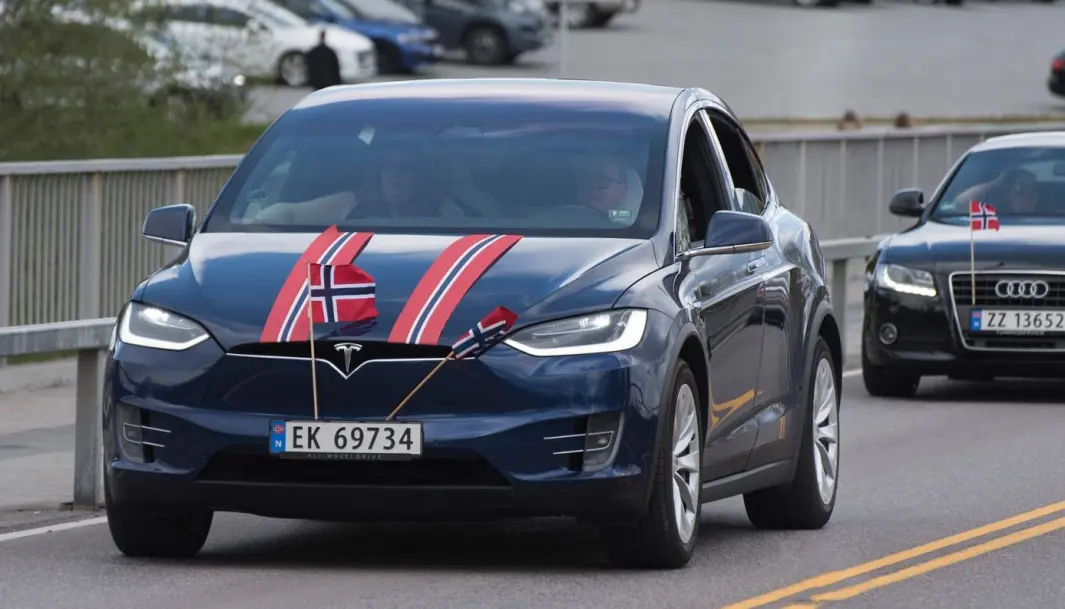 <span class="font-weight-bold" data-lab-font_weight_desktop="font-weight-bold">TESLABUNAD:</span> Bilparaden i Eidsvoll kommune teller veteranbiler såvel som mer moderne åk; her strøm-vidunderet Tesla Model X. <span class="font-weight-bold" data-lab-font_weight_desktop="font-weight-bold">TESLABUNAD:</span> Bilparaden i Eidsvoll kommune teller veteranbiler såvel som mer moderne åk; her strøm-vidunderet Tesla Model X.