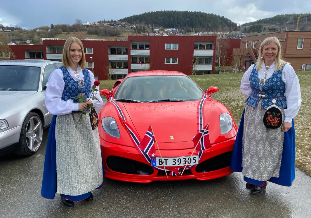 <span class="font-weight-bold" data-lab-font_weight_desktop="font-weight-bold">FERRARI-FEIRING: </span>Anette og Ingrid Krogstad. <span class="font-weight-bold" data-lab-font_weight_desktop="font-weight-bold">FERRARI-FEIRING: </span>Anette og Ingrid Krogstad.