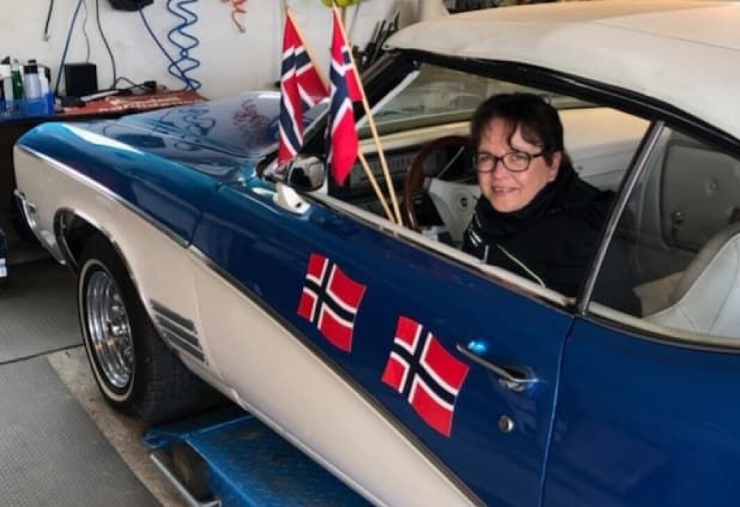 <span class="font-weight-bold" data-lab-font_weight_desktop="font-weight-bold">FLAGGDAG: </span>Paradegeneral Vigdis Ristøl i Eidsvoll fyrer opp flaket før utkjøring av garasjen I Eidsvoll – og proffpynting på tunet. <span class="font-weight-bold" data-lab-font_weight_desktop="font-weight-bold">FLAGGDAG: </span>Paradegeneral Vigdis Ristøl i Eidsvoll fyrer opp flaket før utkjøring av garasjen I Eidsvoll – og proffpynting på tunet.