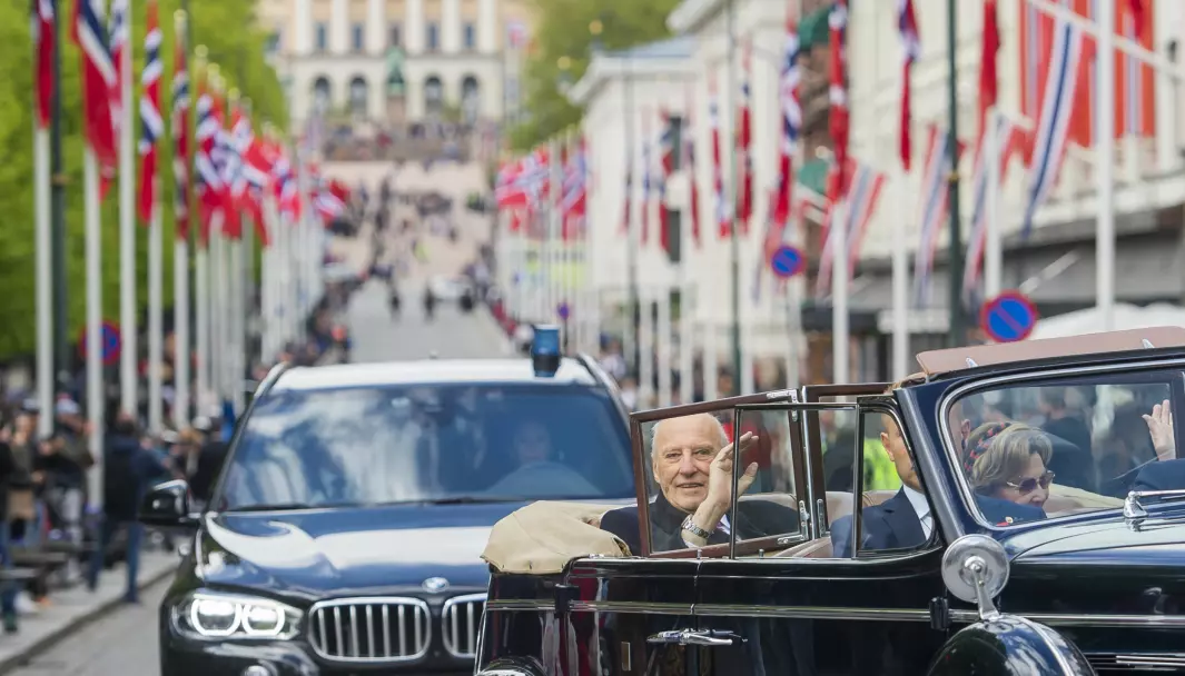 PÅ TUR MED A1: Kong Harald og dronning Sonja cruiser nedover Karl Johans gate i åpen bil under 17. mai-feiringen i Oslo i fjor.