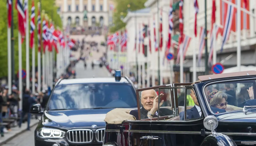 PÅ TUR MED A1: Kong Harald og dronning Sonja cruiser nedover Karl Johans gate i åpen bil under 17. mai-feiringen i Oslo i fjor. PÅ TUR MED A1: Kong Harald og dronning Sonja cruiser nedover Karl Johans gate i åpen bil under 17. mai-feiringen i Oslo i fjor.
