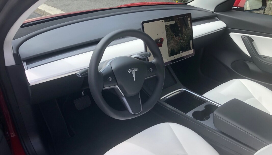 <span class=" font-weight-bold" data-lab-font_weight_desktop="font-weight-bold">MINIMALISTISK:</span> Det er fortsatt noe helt spesielt å sette seg bak rattet på en Model 3. De mange nye elbilene på markedet er alle mer tradisjonelle i design og funksjonalitet. <span class=" font-weight-bold" data-lab-font_weight_desktop="font-weight-bold">MINIMALISTISK:</span> Det er fortsatt noe helt spesielt å sette seg bak rattet på en Model 3. De mange nye elbilene på markedet er alle mer tradisjonelle i design og funksjonalitet.