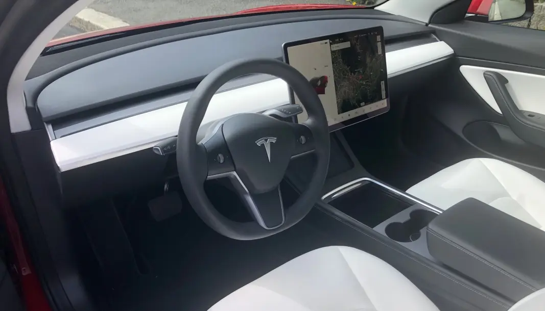 <span class=" font-weight-bold" data-lab-font_weight_desktop="font-weight-bold">MINIMALISTISK:</span> Det er fortsatt noe helt spesielt å sette seg bak rattet på en Model 3. De mange nye elbilene på markedet er alle mer tradisjonelle i design og funksjonalitet. <span class=" font-weight-bold" data-lab-font_weight_desktop="font-weight-bold">MINIMALISTISK:</span> Det er fortsatt noe helt spesielt å sette seg bak rattet på en Model 3. De mange nye elbilene på markedet er alle mer tradisjonelle i design og funksjonalitet.