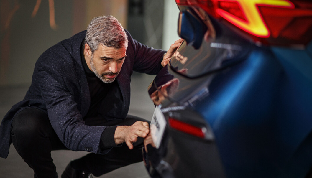 FINPUSSER: Cupras designsjef Jorge Diez viser litt av designet på elektriske Born. FINPUSSER: Cupras designsjef Jorge Diez viser litt av designet på elektriske Born.