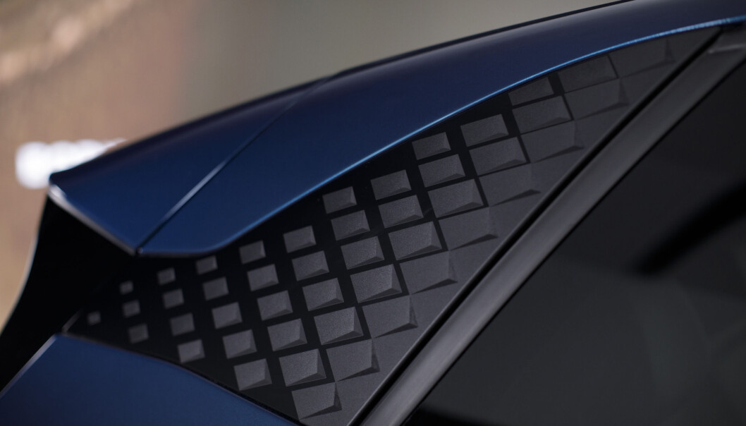 <span class=" font-weight-bold" data-lab-font_weight_desktop="font-weight-bold">LAVERE: </span>Cupra har trukket taklinjen ned over den såkalte C-stolpen – altså vindusstolpen mellom bakre sidevindu og bakrute – for å gi bilen et lavere preg. <span class=" font-weight-bold" data-lab-font_weight_desktop="font-weight-bold">LAVERE: </span>Cupra har trukket taklinjen ned over den såkalte C-stolpen – altså vindusstolpen mellom bakre sidevindu og bakrute – for å gi bilen et lavere preg.