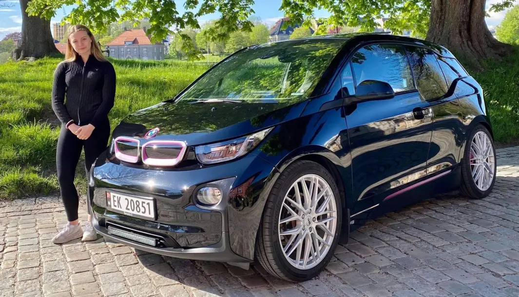 <span class="font-weight-bold" data-lab-font_weight_desktop="font-weight-bold">SUPERDETALJISTEN:</span> Bettina Bø Fossum i Fredrikstad har en ille spesiell BMW i3 som hun har modifisert slik at hun føler seg «hjemme». <span class="font-weight-bold" data-lab-font_weight_desktop="font-weight-bold">SUPERDETALJISTEN:</span> Bettina Bø Fossum i Fredrikstad har en ille spesiell BMW i3 som hun har modifisert slik at hun føler seg «hjemme».