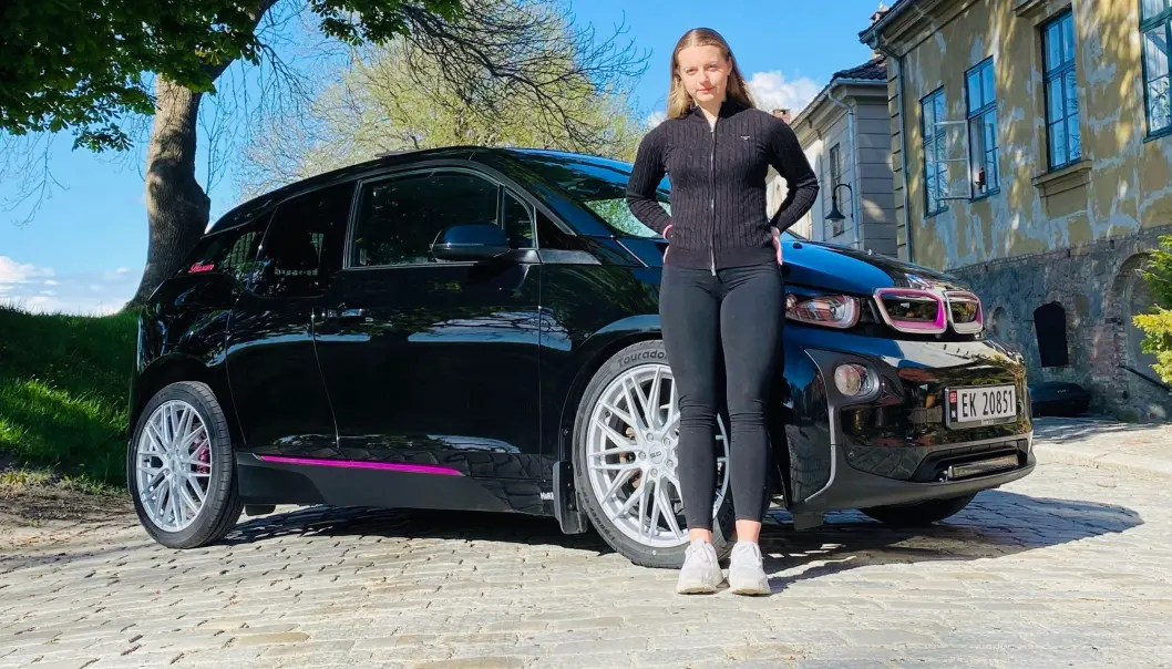<span class="font-weight-bold" data-lab-font_weight_desktop="font-weight-bold">STRØMSJOKK:</span> Helsefaglærlig og bodybuilder in spe Bettina Bø Fossum i Østfold har spesialutstyrt sin BMW i3 slik at den hverken kjeder henne eller andre i trafikken. <span class="font-weight-bold" data-lab-font_weight_desktop="font-weight-bold">STRØMSJOKK:</span> Helsefaglærlig og bodybuilder in spe Bettina Bø Fossum i Østfold har spesialutstyrt sin BMW i3 slik at den hverken kjeder henne eller andre i trafikken.
