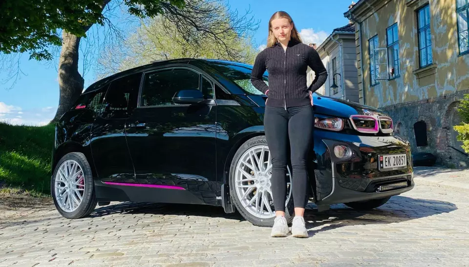 STRØMSJOKK: Helsefaglærlig og bodybuilder in spe Bettina Bø Fossum i Østfold har spesialutstyrt sin BMW i3 slik at den hverken kjeder henne eller andre i trafikken.