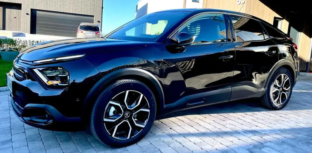 <span class="font-weight-bold" data-lab-font_weight_desktop="font-weight-bold"></span><span class="font-weight-bold" data-lab-font_weight_desktop="font-weight-bold">STILSIKKER CITROËN:</span> Samir Kolukcija tenker minimalistisk når han oppgraderer sin elektriske Citroën ë-C4. Alt av detaljer er foliert i svart for å harmonere med bilens «Obsidian black»-lakk. <span class="font-weight-bold" data-lab-font_weight_desktop="font-weight-bold"></span><span class="font-weight-bold" data-lab-font_weight_desktop="font-weight-bold">STILSIKKER CITROËN:</span> Samir Kolukcija tenker minimalistisk når han oppgraderer sin elektriske Citroën ë-C4. Alt av detaljer er foliert i svart for å harmonere med bilens «Obsidian black»-lakk.
