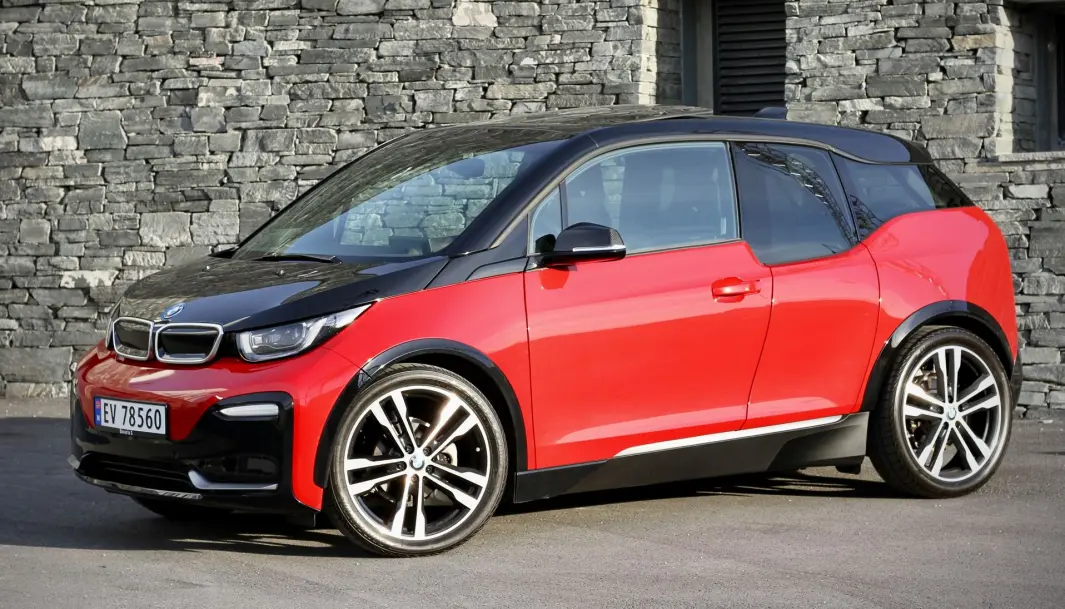 <span class="font-weight-bold" data-lab-font_weight_desktop="font-weight-bold">KNØTTLUKSUS: </span>Eiendomsmegler Lasse Saltkjel har oppgradert sin BMW i3 med brukt utstyr fra langt dyrere, bensindrevne BMWer. Resultatet merkes på kjøreopplevelsen. <span class="font-weight-bold" data-lab-font_weight_desktop="font-weight-bold">KNØTTLUKSUS: </span>Eiendomsmegler Lasse Saltkjel har oppgradert sin BMW i3 med brukt utstyr fra langt dyrere, bensindrevne BMWer. Resultatet merkes på kjøreopplevelsen.