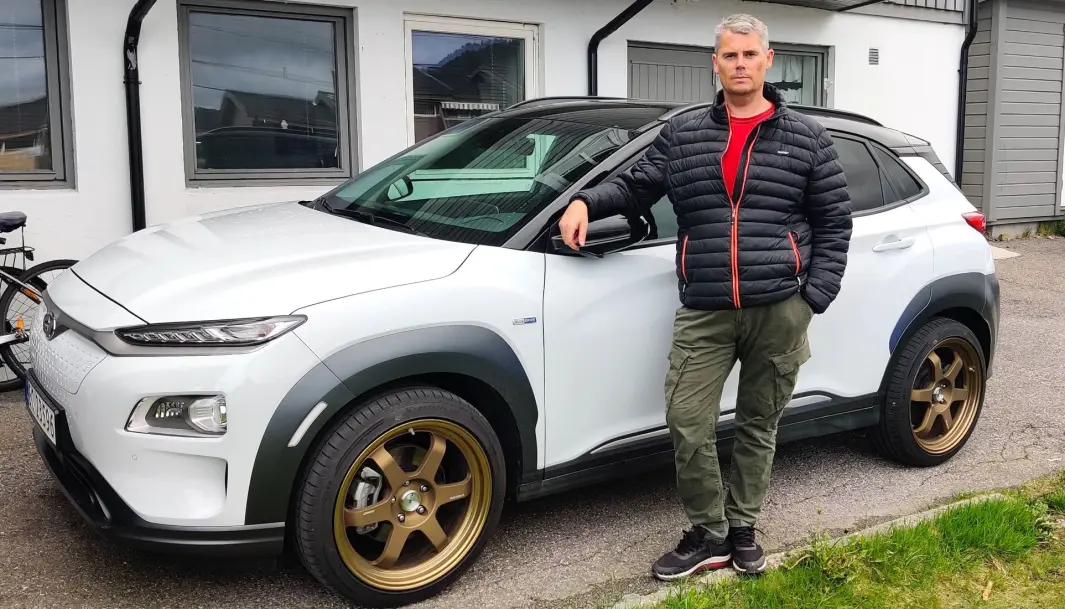 <span class="font-weight-bold" data-lab-font_weight_desktop="font-weight-bold">GÅR FOR GULL: </span>Når Morten Steensen er ferdig med arbeidsdagen og parkerer den svære betongbilen, sklir han rett over i en nett Hyundai Kona Electric – som han – ved hjelp av små grep – har oppgradert. <span class="font-weight-bold" data-lab-font_weight_desktop="font-weight-bold">GÅR FOR GULL: </span>Når Morten Steensen er ferdig med arbeidsdagen og parkerer den svære betongbilen, sklir han rett over i en nett Hyundai Kona Electric – som han – ved hjelp av små grep – har oppgradert.