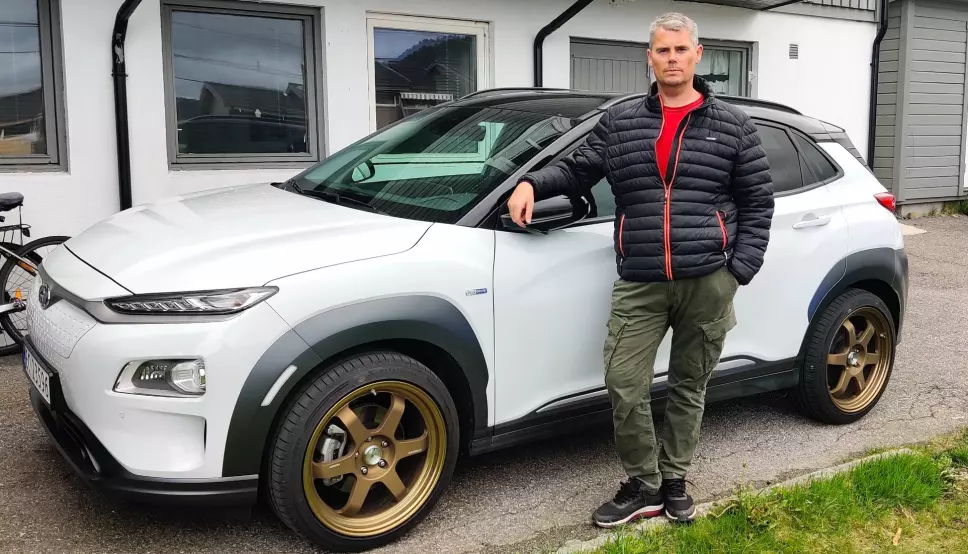 GÅR FOR GULL: Når Morten Steensen er ferdig med arbeidsdagen og parkerer den svære betongbilen, sklir han rett over i en nett Hyundai Kona Electric – som han – ved hjelp av små grep – har oppgradert.