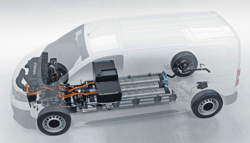 KOMPLEKS TEKNOLOGI: Mens en vanlig Vivaro-e greier seg med batteripakke og elektromotor, trenger denne tre hydrogentanker, brenselceller og batteri i tillegg til elektromotoren. KOMPLEKS TEKNOLOGI: Mens en vanlig Vivaro-e greier seg med batteripakke og elektromotor, trenger denne tre hydrogentanker, brenselceller og batteri i tillegg til elektromotoren.