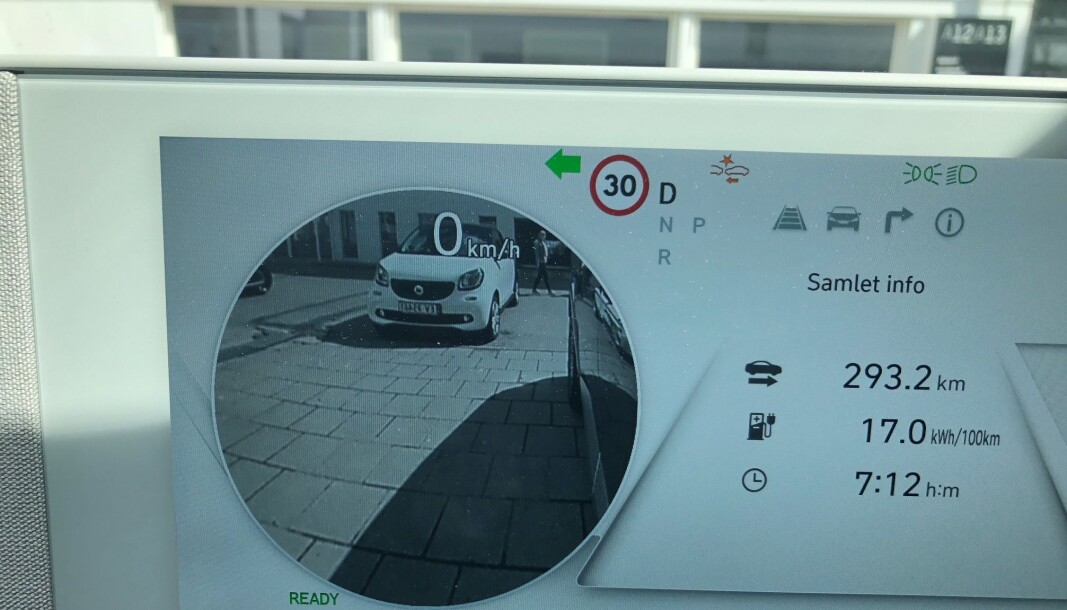 <span class=" font-weight-bold" data-lab-font_weight_desktop="font-weight-bold">GENIALT:</span> Bare koreanske bilprodusenter har denne utmerkede dødvinkelfunksjonen. Blinker du til venstre, projiseres dødvinkelen opp i venstre del av instrumentpanelet. Motsatt når du blinker til høyre. <span class=" font-weight-bold" data-lab-font_weight_desktop="font-weight-bold">GENIALT:</span> Bare koreanske bilprodusenter har denne utmerkede dødvinkelfunksjonen. Blinker du til venstre, projiseres dødvinkelen opp i venstre del av instrumentpanelet. Motsatt når du blinker til høyre.