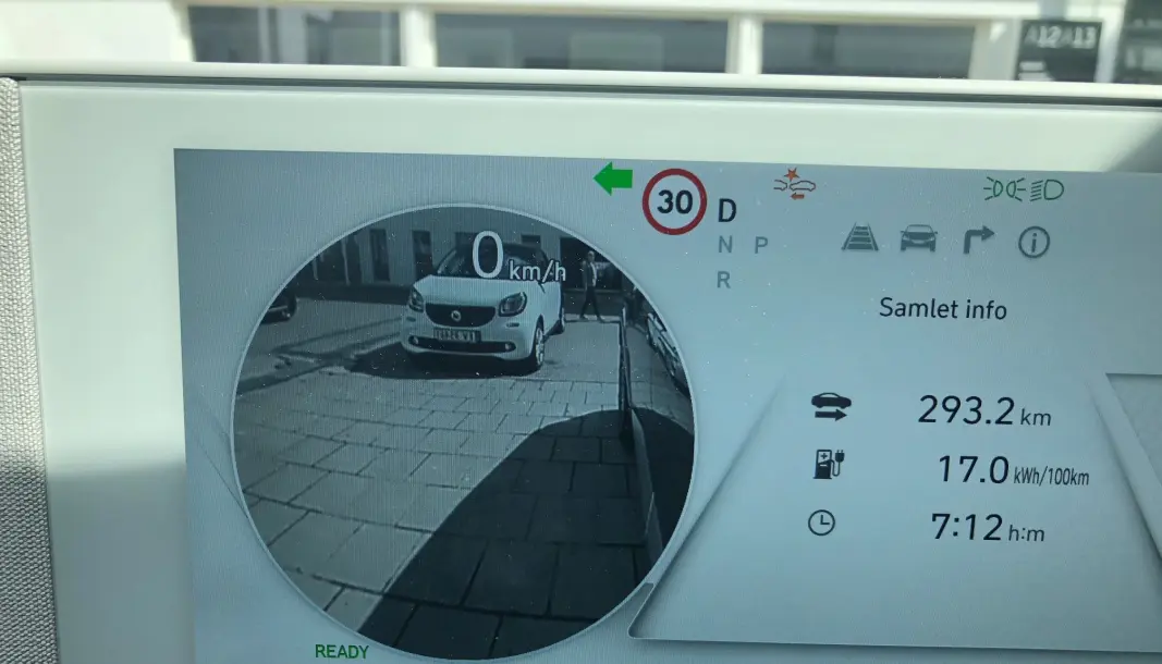 <span class=" font-weight-bold" data-lab-font_weight_desktop="font-weight-bold">GENIALT:</span> Bare koreanske bilprodusenter har denne utmerkede dødvinkelfunksjonen. Blinker du til venstre, projiseres dødvinkelen opp i venstre del av instrumentpanelet. Motsatt når du blinker til høyre. <span class=" font-weight-bold" data-lab-font_weight_desktop="font-weight-bold">GENIALT:</span> Bare koreanske bilprodusenter har denne utmerkede dødvinkelfunksjonen. Blinker du til venstre, projiseres dødvinkelen opp i venstre del av instrumentpanelet. Motsatt når du blinker til høyre.