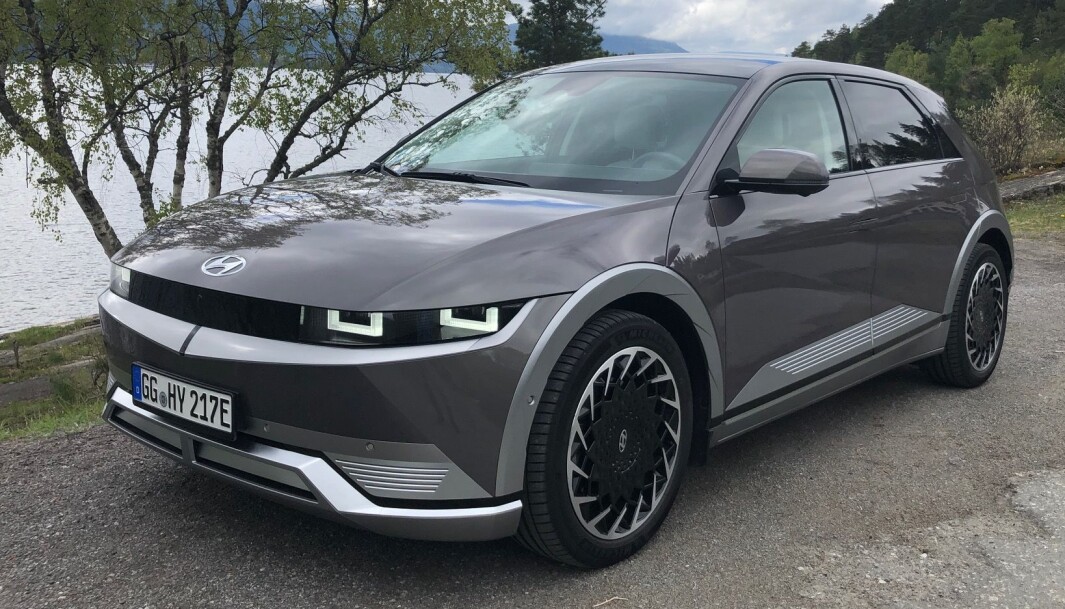 FØRSTE TUR: Ioniq 5 på tyske skilter i norsk natur. FØRSTE TUR: Ioniq 5 på tyske skilter i norsk natur.