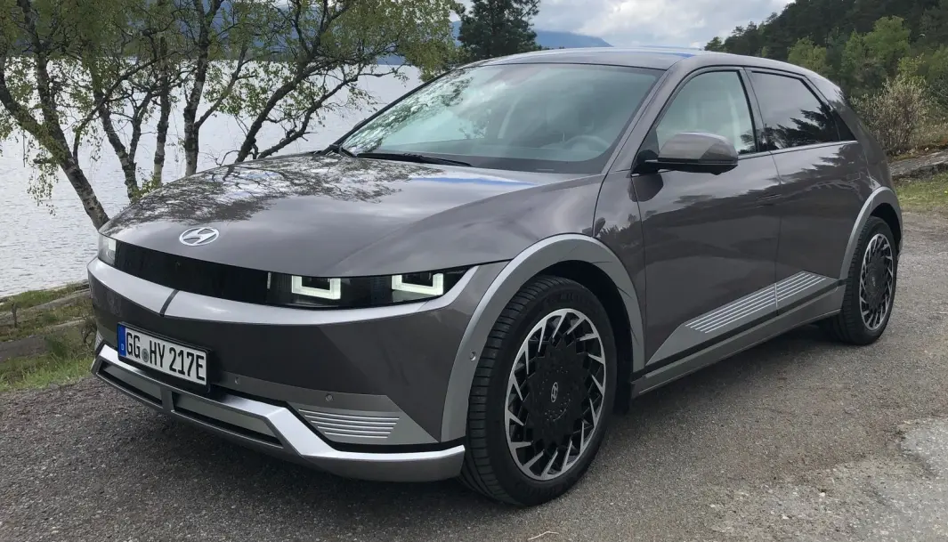 FØRSTE TUR: Ioniq 5 på tyske skilter i norsk natur. FØRSTE TUR: Ioniq 5 på tyske skilter i norsk natur.