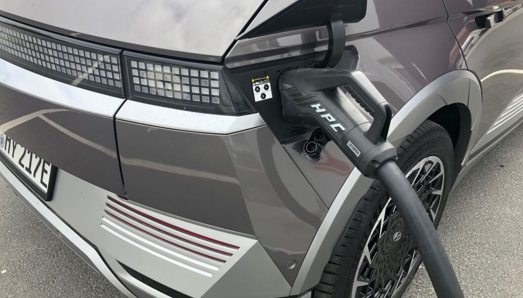 <span class=" font-weight-bold" data-lab-font_weight_desktop="font-weight-bold">LADEFART:</span> Ioniq 5 lover markedsledende ladefart. Vi hadde ikke optimale ladeforhold, men nådde opp på 190 kW på vår korte økt. <span class=" font-weight-bold" data-lab-font_weight_desktop="font-weight-bold">LADEFART:</span> Ioniq 5 lover markedsledende ladefart. Vi hadde ikke optimale ladeforhold, men nådde opp på 190 kW på vår korte økt.