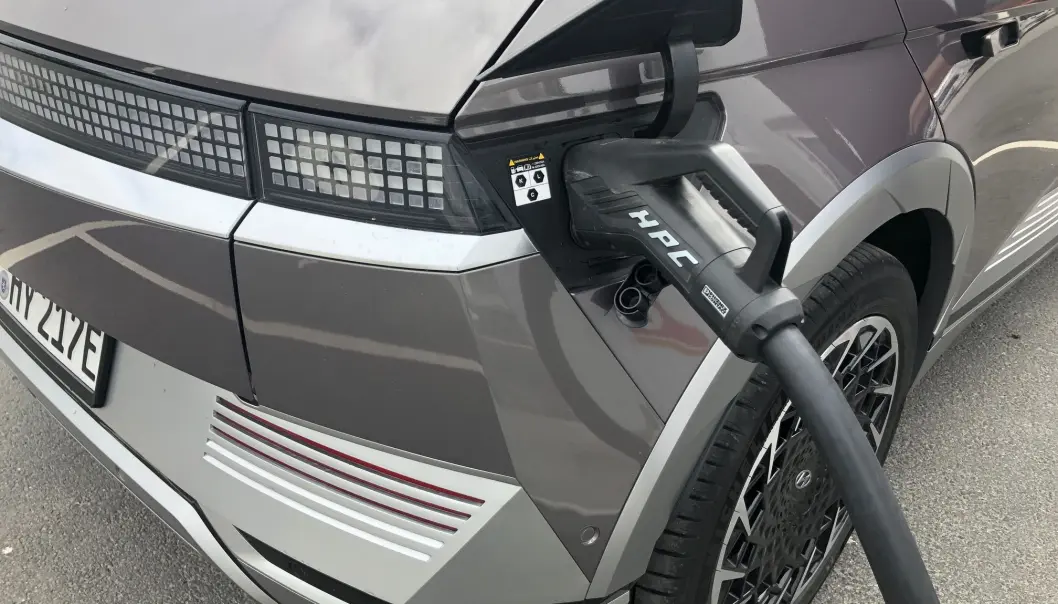 <span class=" font-weight-bold" data-lab-font_weight_desktop="font-weight-bold">LADEFART:</span> Ioniq 5 lover markedsledende ladefart. Vi hadde ikke optimale ladeforhold, men nådde opp på 190 kW på vår korte økt. <span class=" font-weight-bold" data-lab-font_weight_desktop="font-weight-bold">LADEFART:</span> Ioniq 5 lover markedsledende ladefart. Vi hadde ikke optimale ladeforhold, men nådde opp på 190 kW på vår korte økt.