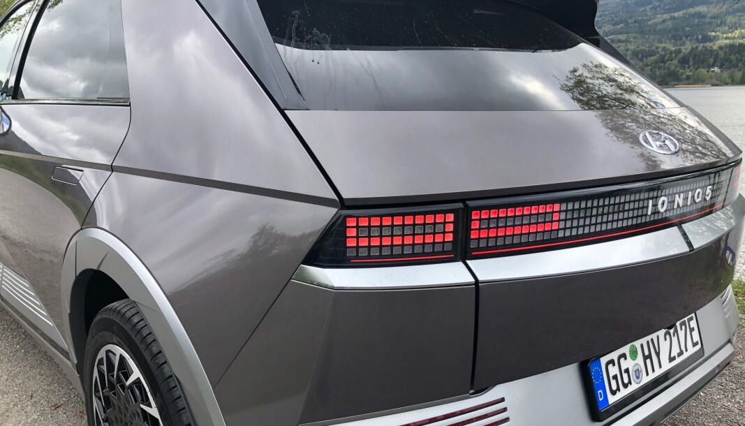 <span class=" font-weight-bold" data-lab-font_weight_desktop="font-weight-bold">SÆRPREG: </span>Ioniq 5 er overøst med designdetaljer, uten at vi synes det går ut over en elegant helhet. <span class=" font-weight-bold" data-lab-font_weight_desktop="font-weight-bold">SÆRPREG: </span>Ioniq 5 er overøst med designdetaljer, uten at vi synes det går ut over en elegant helhet.