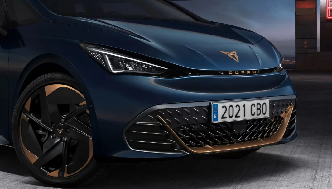 SÆRPREG: Fra denne vinkelen er det ikke lett å se at nye Cupra Born er tvillingen til VW ID.3. SÆRPREG: Fra denne vinkelen er det ikke lett å se at nye Cupra Born er tvillingen til VW ID.3.
