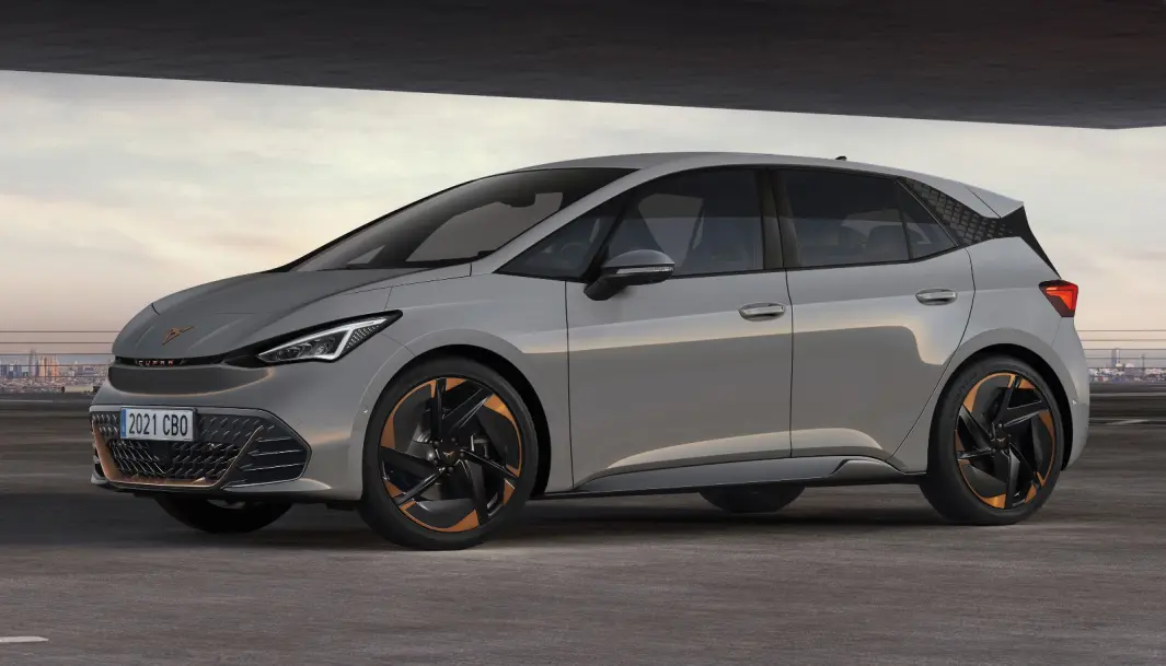 <span class=" font-weight-bold" data-lab-font_weight_desktop="font-weight-bold">SAMME FASONG:</span> Det er enkelt å se at Born er tvillingen til VW ID.3 når man ser bilen i helfigur – som her. <span class=" font-weight-bold" data-lab-font_weight_desktop="font-weight-bold">SAMME FASONG:</span> Det er enkelt å se at Born er tvillingen til VW ID.3 når man ser bilen i helfigur – som her.