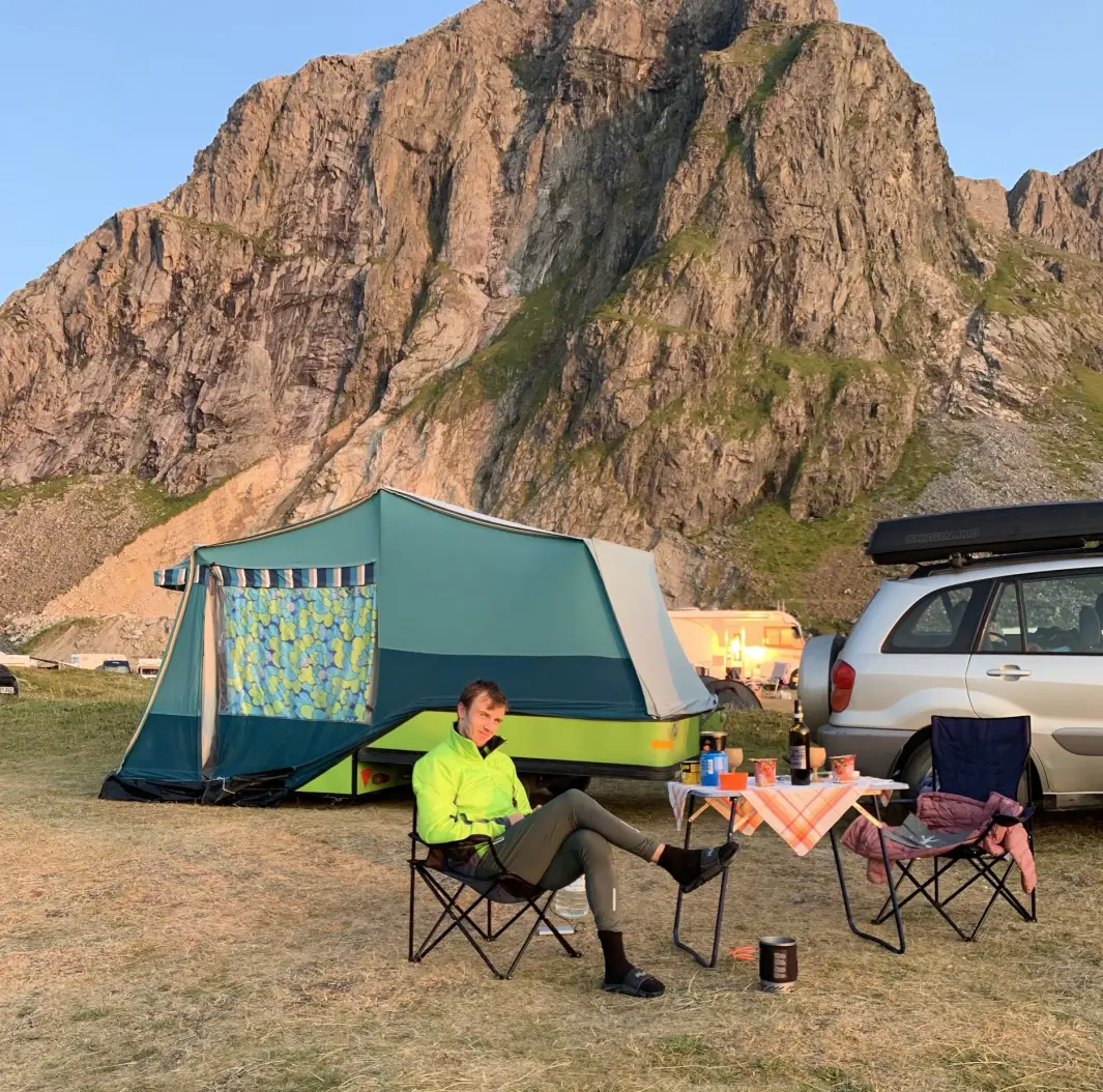 <span class="font-weight-bold" data-lab-font_weight_desktop="font-weight-bold">NATURBARN:</span> Live Houth Fjellseth har overtatt den danske oppfinnelsen CombiCamp etter foreldrene. Her samboer Petter Herheim. <span class="font-weight-bold" data-lab-font_weight_desktop="font-weight-bold">NATURBARN:</span> Live Houth Fjellseth har overtatt den danske oppfinnelsen CombiCamp etter foreldrene. Her samboer Petter Herheim.