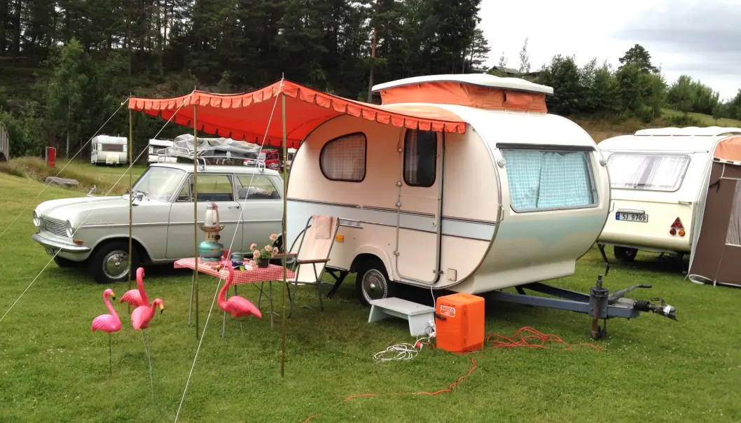 CAMPINGTRENDEN: Stadig flere nordmenn drar på tur med klassiske campingrekvisitter, om enn ikke alltid like stilsikkert som Stein Pedersen i en Yonne Mostard fra 1965 (og hans Opel Kadett fra 1964). CAMPINGTRENDEN: Stadig flere nordmenn drar på tur med klassiske campingrekvisitter, om enn ikke alltid like stilsikkert som Stein Pedersen i en Yonne Mostard fra 1965 (og hans Opel Kadett fra 1964).