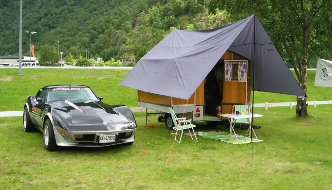 <span class="font-weight-bold" data-lab-font_weight_desktop="font-weight-bold">MUSKELCAMPING: </span>Når Norsk Veteran Camping arrangerer treff får publikum mye pent å se på – her en Chevrolet Corvette med norskprodusert Lillebror minicampingvogn. <span class="font-weight-bold" data-lab-font_weight_desktop="font-weight-bold">MUSKELCAMPING: </span>Når Norsk Veteran Camping arrangerer treff får publikum mye pent å se på – her en Chevrolet Corvette med norskprodusert Lillebror minicampingvogn.