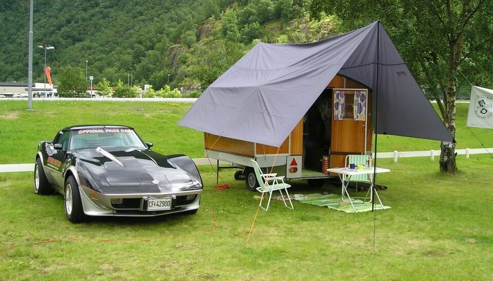 MUSKELCAMPING: Når Norsk Veteran Camping arrangerer treff får publikum mye pent å se på – her en Chevrolet Corvette med norskprodusert Lillebror minicampingvogn.