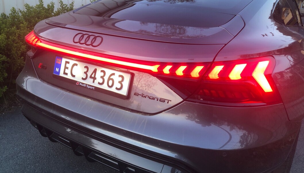 <span class=" font-weight-bold" data-lab-font_weight_desktop="font-weight-bold">KJENNETEGN: </span>I likhet med tvillingen Porsche Taycan, har Audi GT en ganske spektakulær lyssignatur over hekken. <span class=" font-weight-bold" data-lab-font_weight_desktop="font-weight-bold">KJENNETEGN: </span>I likhet med tvillingen Porsche Taycan, har Audi GT en ganske spektakulær lyssignatur over hekken.