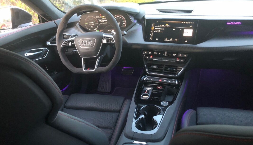 <span class=" font-weight-bold" data-lab-font_weight_desktop="font-weight-bold">A4-INTERIØR:</span> Dette kunne vært instrumentpanelet i en standard og folkelig Audi til nærmere en tredjedel av prisen. Dette har Porsche gjort mye bedre. <span class=" font-weight-bold" data-lab-font_weight_desktop="font-weight-bold">A4-INTERIØR:</span> Dette kunne vært instrumentpanelet i en standard og folkelig Audi til nærmere en tredjedel av prisen. Dette har Porsche gjort mye bedre.