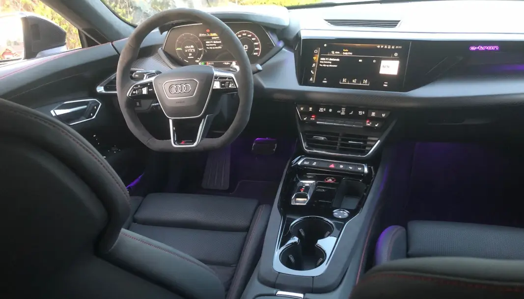 <span class=" font-weight-bold" data-lab-font_weight_desktop="font-weight-bold">A4-INTERIØR:</span> Dette kunne vært instrumentpanelet i en standard og folkelig Audi til nærmere en tredjedel av prisen. Dette har Porsche gjort mye bedre. <span class=" font-weight-bold" data-lab-font_weight_desktop="font-weight-bold">A4-INTERIØR:</span> Dette kunne vært instrumentpanelet i en standard og folkelig Audi til nærmere en tredjedel av prisen. Dette har Porsche gjort mye bedre.