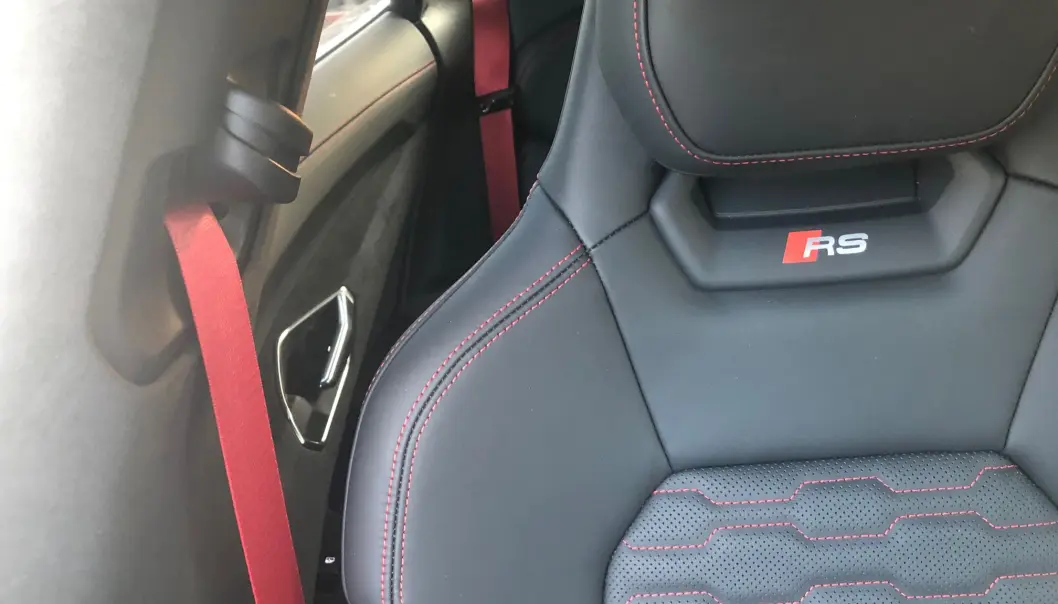 <span class=" font-weight-bold" data-lab-font_weight_desktop="font-weight-bold">DETALJER: </span>Kjennere ser på lang avstand forskjell på en e-tron GT og en RS e-tron GT. Innvendig er det litt enklere å registrere. <span class=" font-weight-bold" data-lab-font_weight_desktop="font-weight-bold">DETALJER: </span>Kjennere ser på lang avstand forskjell på en e-tron GT og en RS e-tron GT. Innvendig er det litt enklere å registrere.