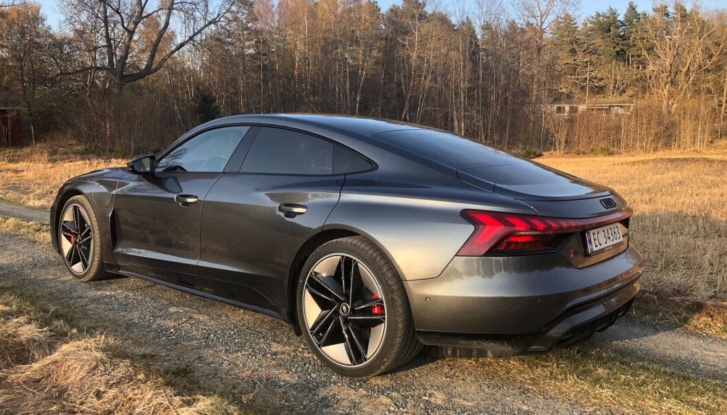 <span class=" font-weight-bold" data-lab-font_weight_desktop="font-weight-bold">LINJELEKKER: </span>Profilen til Audi e-tron GT er noe av det lekreste du vil se på veiene framover. Helt lik Porsche Taycan i de grunnleggende linjene, men lyktedesignet skiller tvillingene. <span class=" font-weight-bold" data-lab-font_weight_desktop="font-weight-bold">LINJELEKKER: </span>Profilen til Audi e-tron GT er noe av det lekreste du vil se på veiene framover. Helt lik Porsche Taycan i de grunnleggende linjene, men lyktedesignet skiller tvillingene.