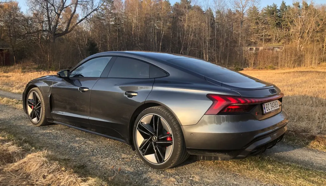 <span class=" font-weight-bold" data-lab-font_weight_desktop="font-weight-bold">LINJELEKKER: </span>Profilen til Audi e-tron GT er noe av det lekreste du vil se på veiene framover. Helt lik Porsche Taycan i de grunnleggende linjene, men lyktedesignet skiller tvillingene. <span class=" font-weight-bold" data-lab-font_weight_desktop="font-weight-bold">LINJELEKKER: </span>Profilen til Audi e-tron GT er noe av det lekreste du vil se på veiene framover. Helt lik Porsche Taycan i de grunnleggende linjene, men lyktedesignet skiller tvillingene.