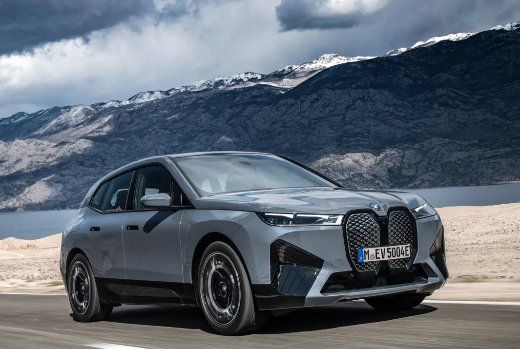 POPULÆR: BMW iX kryper opp mot millionen i pris for en godt utstyrt variant, men etterspørselen bare stiger. POPULÆR: BMW iX kryper opp mot millionen i pris for en godt utstyrt variant, men etterspørselen bare stiger.