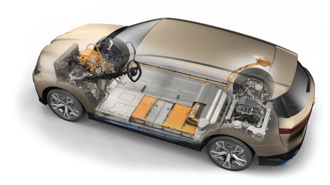 TRYGGHET I BUNNEN: Det ladbare batteriet på nye elbiler er oftest plassert som en plate mellom hjulakslingene, som på denne BMW iX-modellen på bildet. TRYGGHET I BUNNEN: Det ladbare batteriet på nye elbiler er oftest plassert som en plate mellom hjulakslingene, som på denne BMW iX-modellen på bildet.