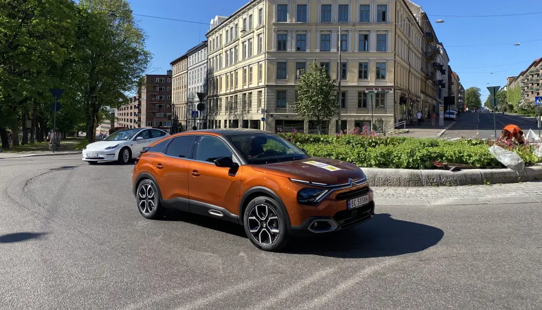 <span class="font-weight-bold" data-lab-font_weight_desktop="font-weight-bold">UNDERVEIS:</span> Citroën ë-C4 og Tesla Model 3 Standard Range like etter start i dagens test. <span class="font-weight-bold" data-lab-font_weight_desktop="font-weight-bold">UNDERVEIS:</span> Citroën ë-C4 og Tesla Model 3 Standard Range like etter start i dagens test.