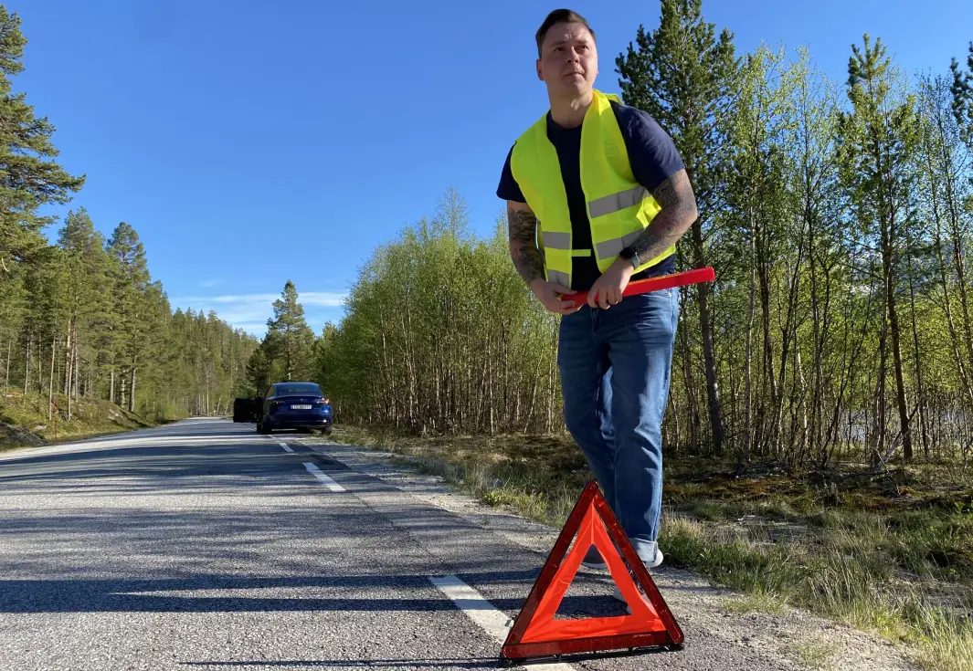 <span class="font-weight-bold" data-lab-font_weight_desktop="font-weight-bold">SLUTTEN PÅ LEKEN:</span> Tomt batteri for bilen til Tesla-sjåfør Magnus Fagerli som setter ut varseltrekant i påvente av bergingsbil. <span class="font-weight-bold" data-lab-font_weight_desktop="font-weight-bold">SLUTTEN PÅ LEKEN:</span> Tomt batteri for bilen til Tesla-sjåfør Magnus Fagerli som setter ut varseltrekant i påvente av bergingsbil.