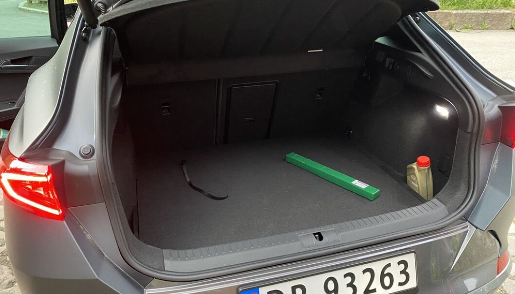 <span class=" font-weight-bold" data-lab-font_weight_desktop="font-weight-bold">345 LITER: </span>70 liter mer bagasjevolum enn i en Golf GTE, men kanskje ikke utslagsgivende i en duell. At bilen har skiluke er viktigere. <span class=" font-weight-bold" data-lab-font_weight_desktop="font-weight-bold">345 LITER: </span>70 liter mer bagasjevolum enn i en Golf GTE, men kanskje ikke utslagsgivende i en duell. At bilen har skiluke er viktigere.
