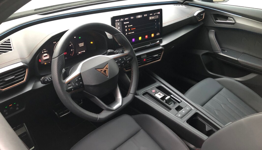 <span class=" font-weight-bold" data-lab-font_weight_desktop="font-weight-bold">SOLID: </span>Interiør med høy kvalitetsfølelse og solid funksjonalitet. Dette er en litt oppfrisket Seat Leon, altså kjennes det meste kjennes igjen fra diverse Volkswagen og Skoda-modeller. <span class=" font-weight-bold" data-lab-font_weight_desktop="font-weight-bold">SOLID: </span>Interiør med høy kvalitetsfølelse og solid funksjonalitet. Dette er en litt oppfrisket Seat Leon, altså kjennes det meste kjennes igjen fra diverse Volkswagen og Skoda-modeller.