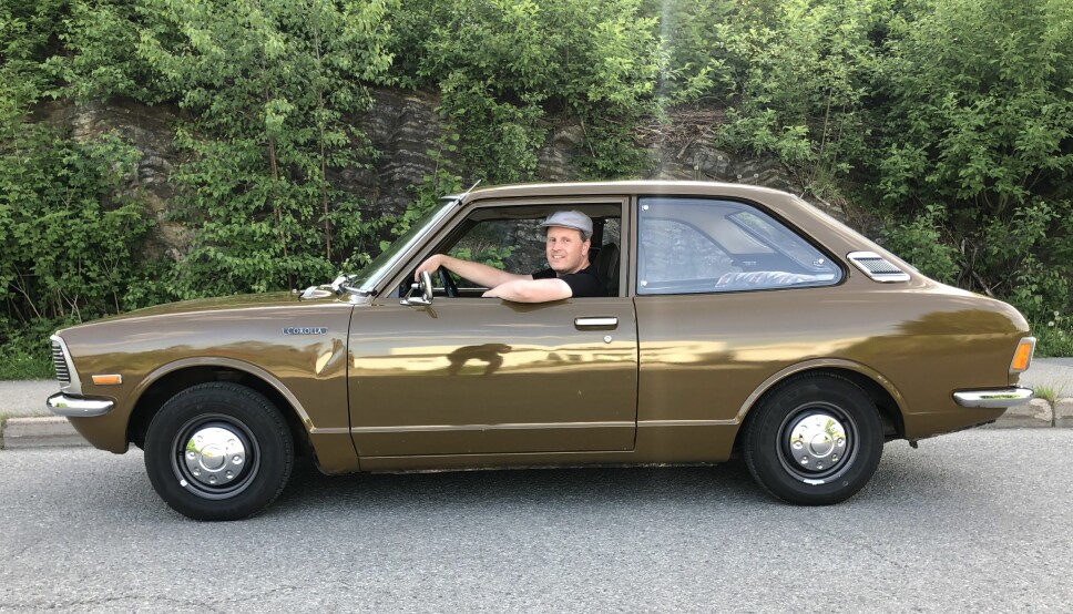 BRUNOSTEN: Ivar Andersen fant en Toyota Corolla som vennene mener har en tilnærmet fargenyanse som den klassiske, norske brunosten. I motsetning til pålegget er Corolla en global bestselger som sikter mot 50 millioner eksemplarer siden starten i 1966.