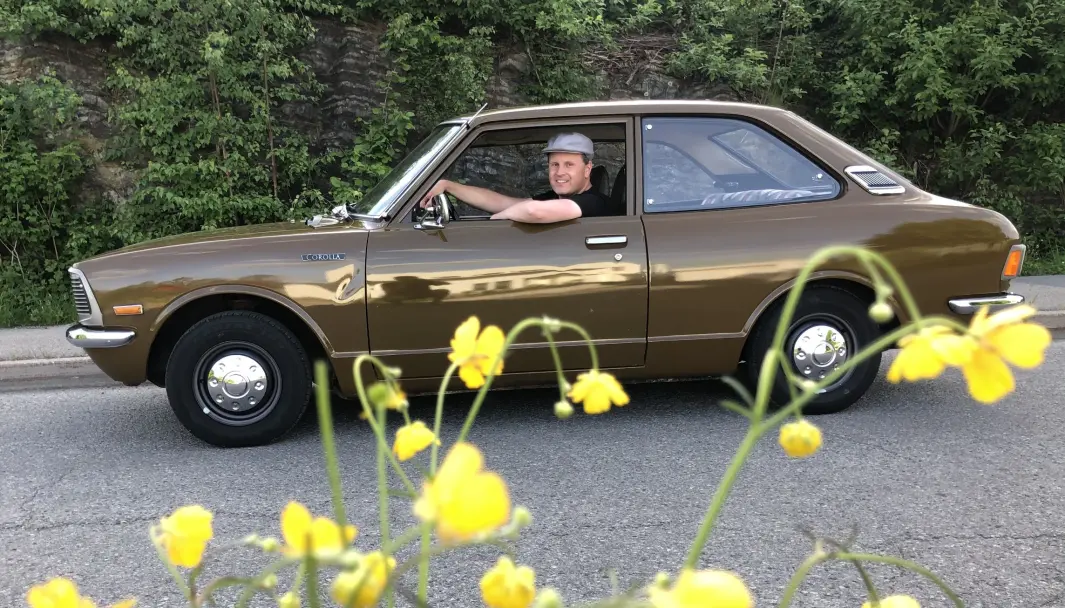 SMØRBLOMST: Ivar Andersen vokste opp med Toyota Corolla og har kjøpt tilbake barndomsminnene i form av to tilsvarende eksemplarer av arten. SMØRBLOMST: Ivar Andersen vokste opp med Toyota Corolla og har kjøpt tilbake barndomsminnene i form av to tilsvarende eksemplarer av arten.